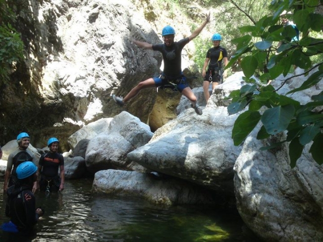 Salte na piscina 